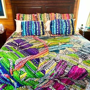Anthropologie rare Gila King quilt, 3 euro shams and 2 standard shams.